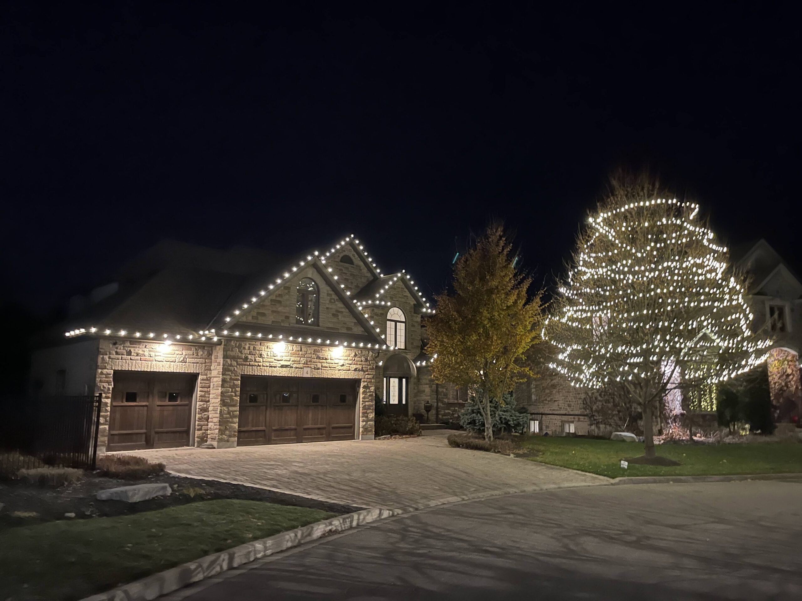 We Install Christmas LIghts Woodstock Ontario Tree and Roofline Lights